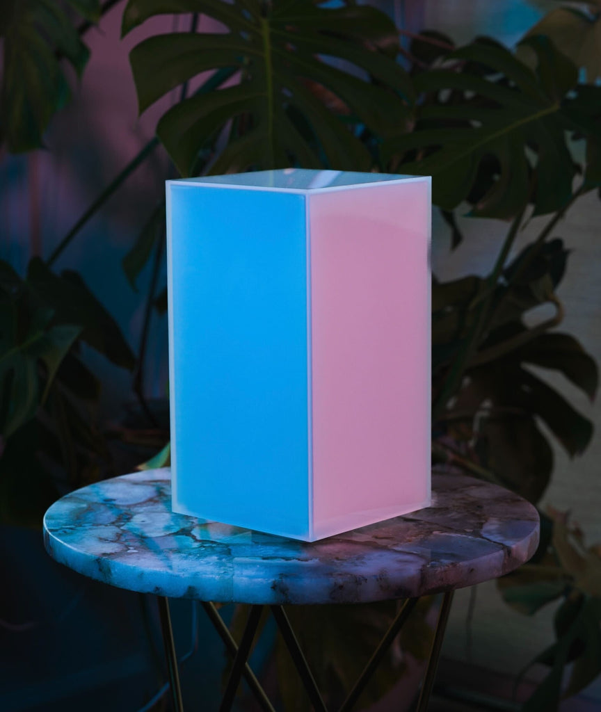 Monos looks amazing during the day. Showing off the high quality acrylic lamp shade